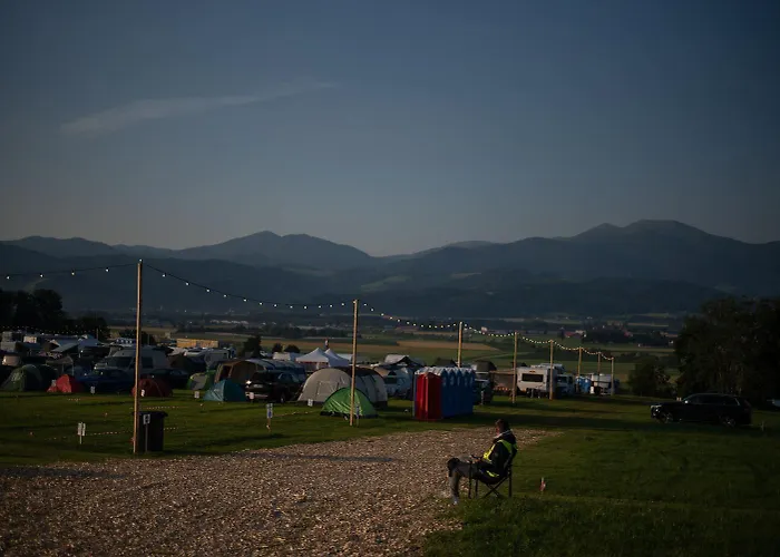 Ring Rast مكان تخييم *